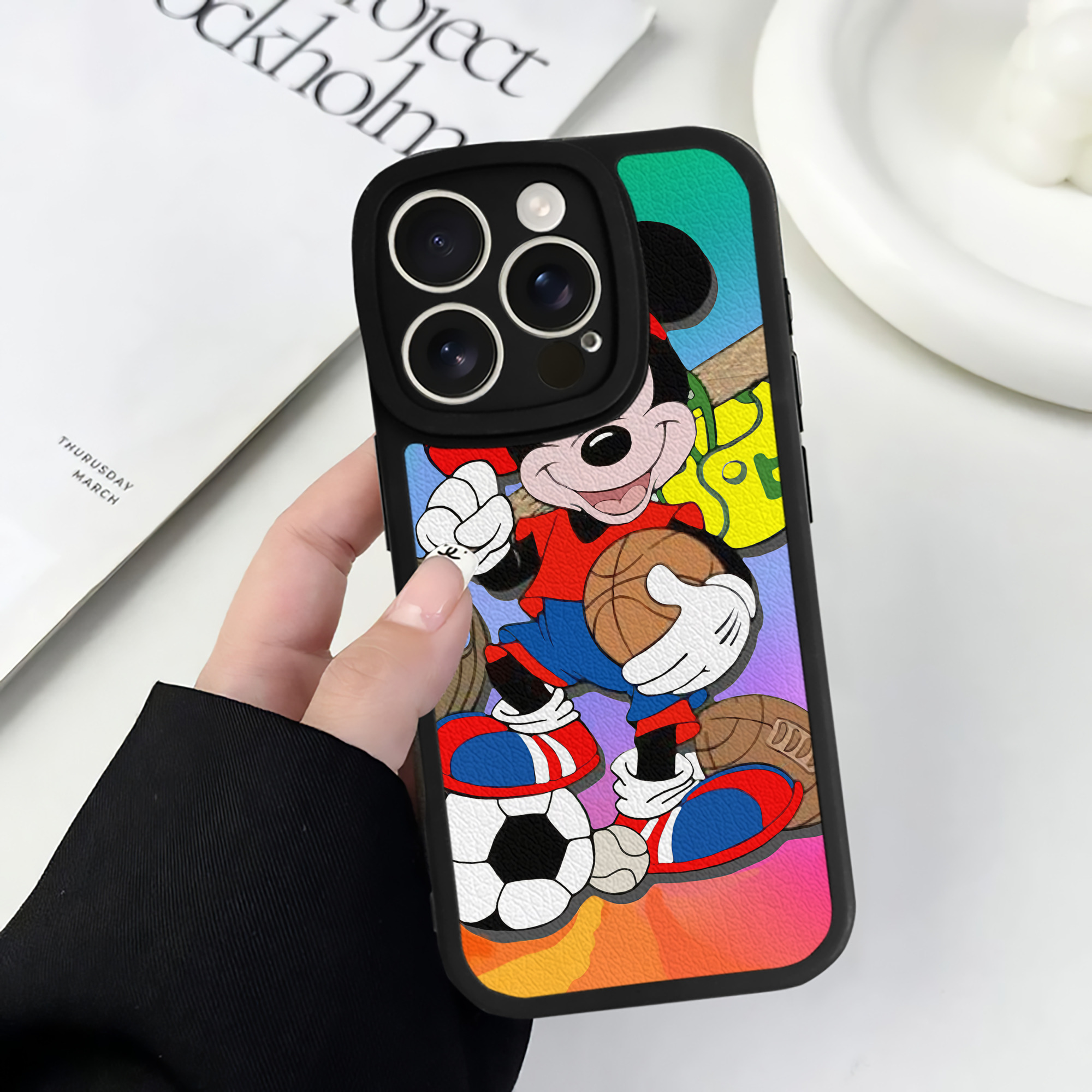 （画像用） ミッキーマウス Mickey Mouse 【iPhone 16シリーズ対応】シリコンスマホケース（レザー調） 材質：シリコン